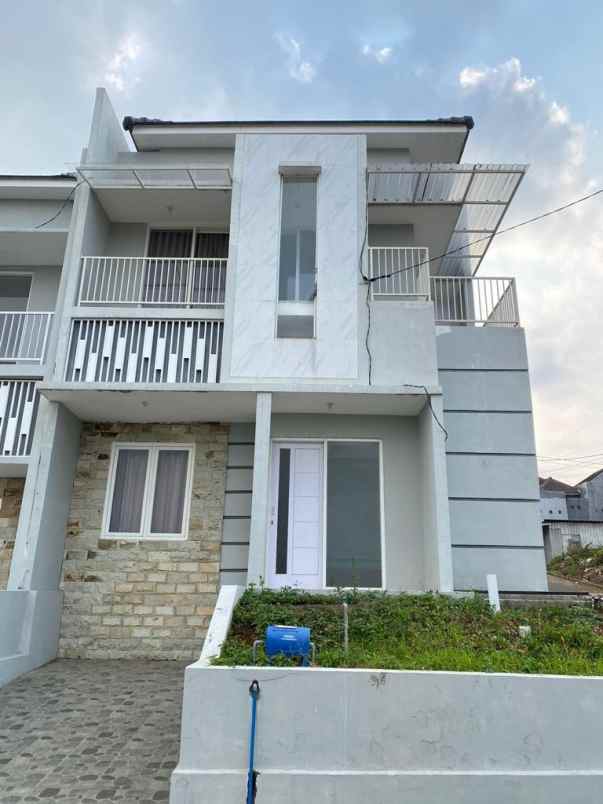 rumah 2 lantai konsep modern di karangploso