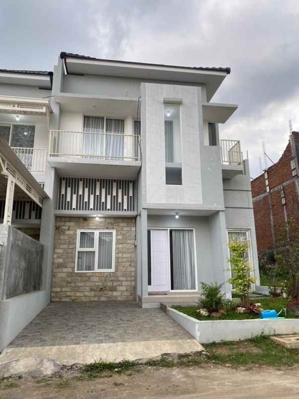 rumah 2 lantai konsep modern di karangploso