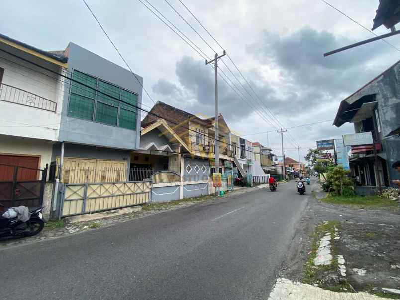 rumah 2 lantai pinggir jalan raya dekat kampus amikom
