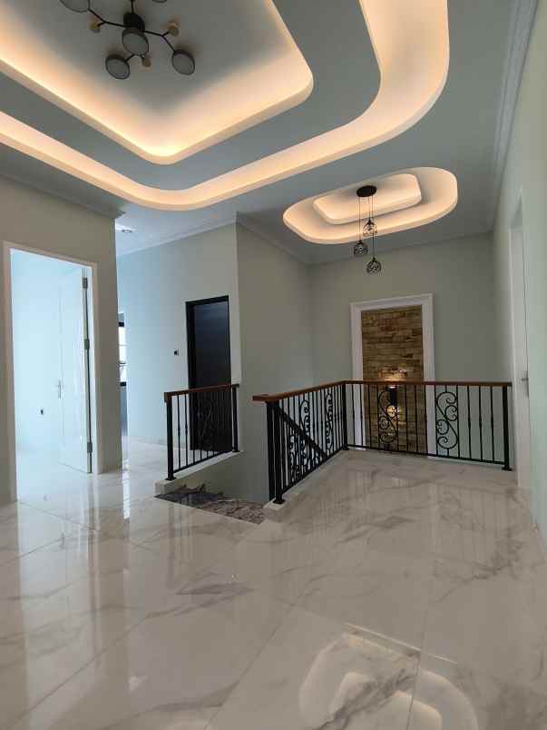 rumah 3 lantai di ciganjur jaksel ada private pool