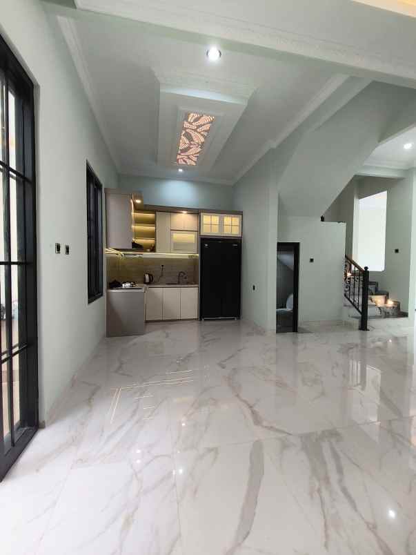 rumah 3 lantai di ciganjur jaksel ada private pool