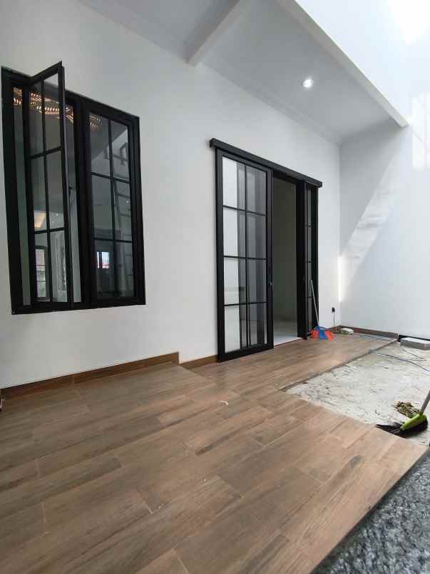 rumah 3 lantai di ciganjur jaksel ada private pool