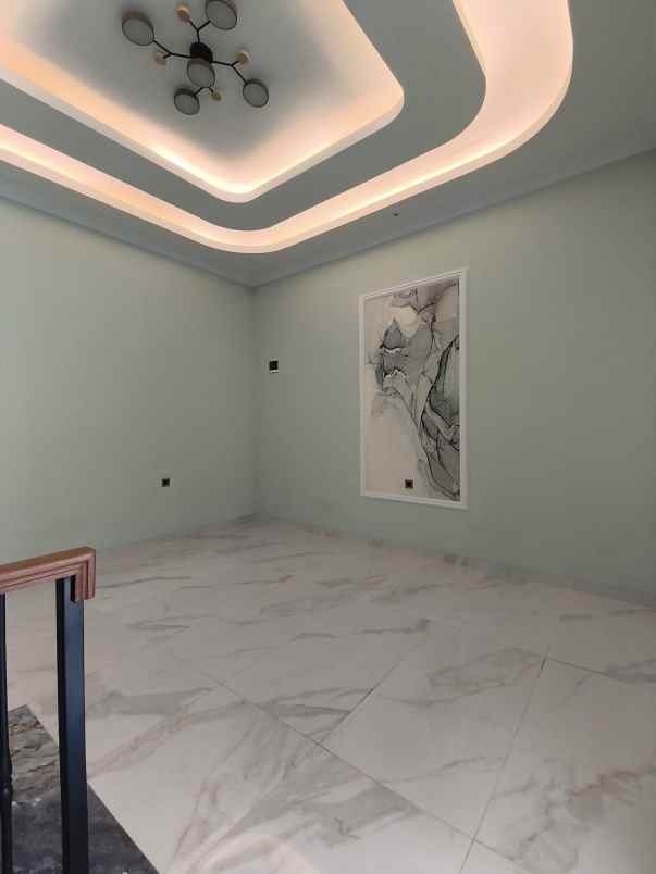 rumah 3 lantai di ciganjur jaksel ada private pool