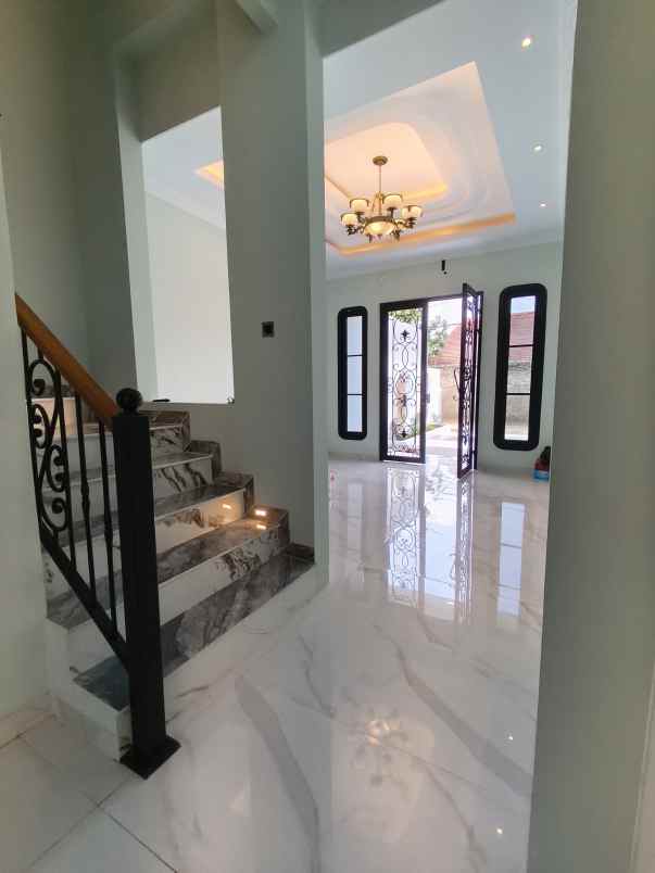 rumah 3 lantai di ciganjur jaksel ada private pool