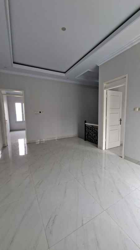 rumah 3lt hdp selatan pool balkon rooftop di jagakarsa