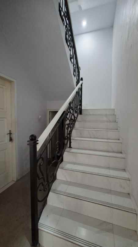 rumah 3lt hdp selatan pool balkon rooftop di jagakarsa