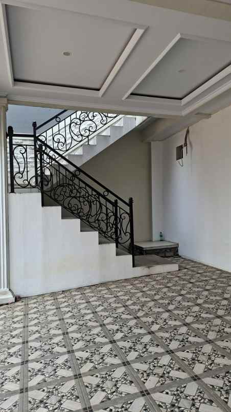 rumah 3lt hdp selatan pool balkon rooftop di jagakarsa