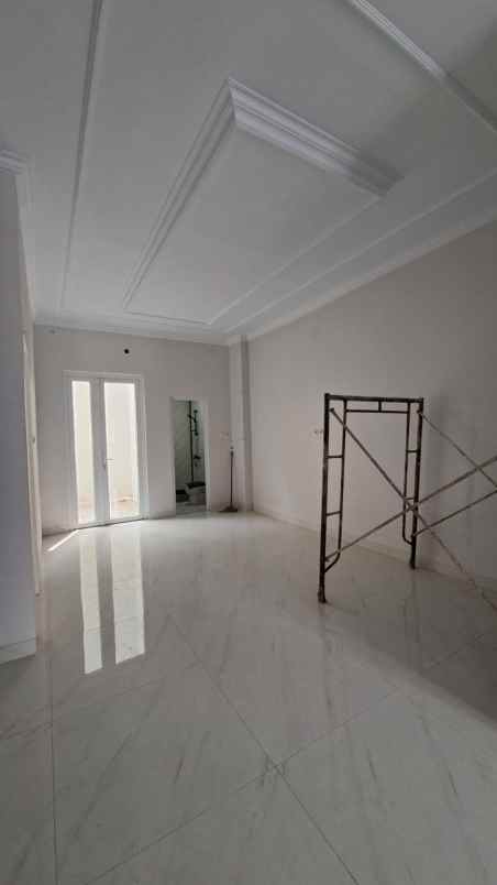 rumah 3lt hdp selatan pool balkon rooftop di jagakarsa