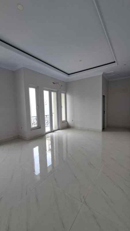 rumah 3lt hdp selatan pool balkon rooftop di jagakarsa