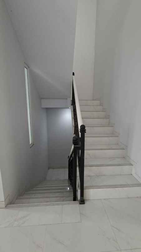 rumah 3lt hdp selatan pool balkon rooftop di jagakarsa