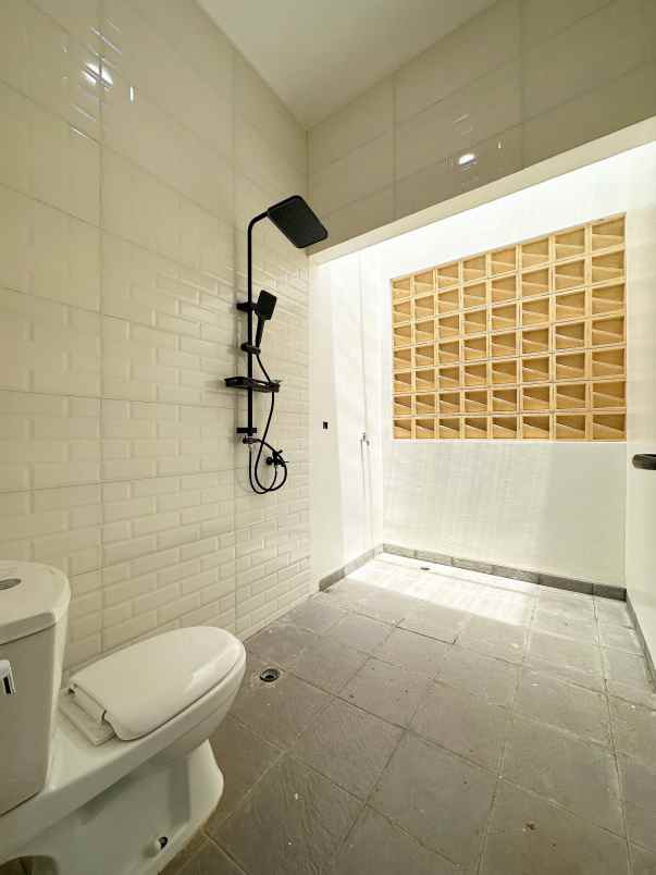 rumah baru 2 lantai di pasar minggu jakarta selata