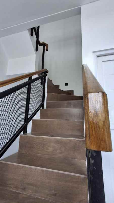 rumah baru 2 lt lokasi strategis dekat stasiun bekasi