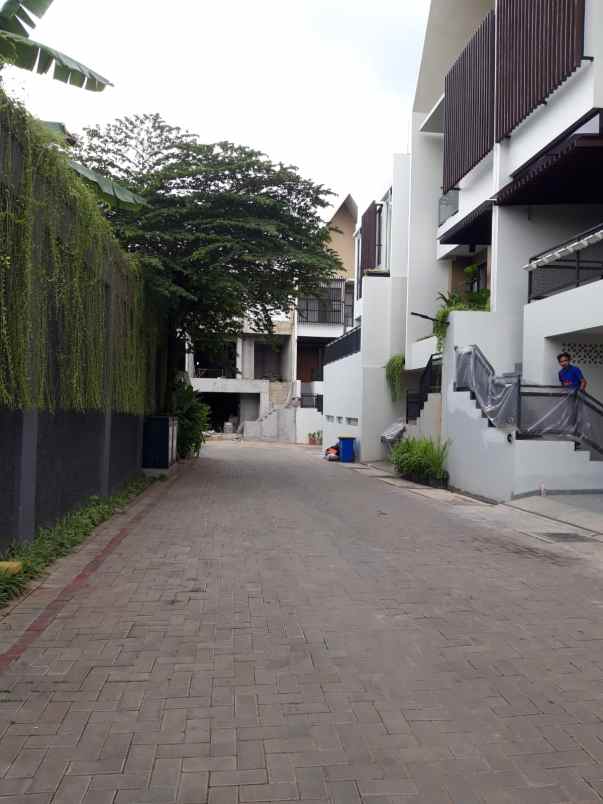 rumah baru 3 lantai modern di kemang jakarta selatan