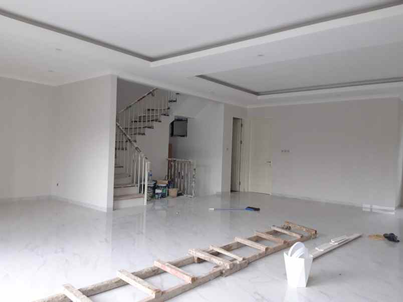 rumah baru 3 lantai modern di kemang jakarta selatan