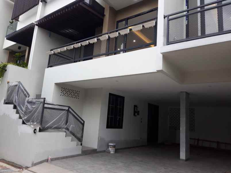 rumah baru 3 lantai modern di kemang jakarta selatan