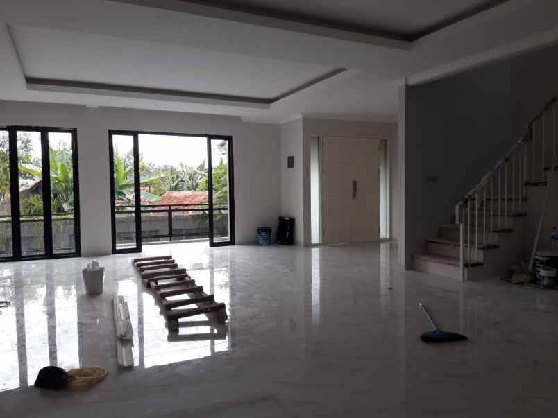 rumah baru 3 lantai modern di kemang jakarta selatan