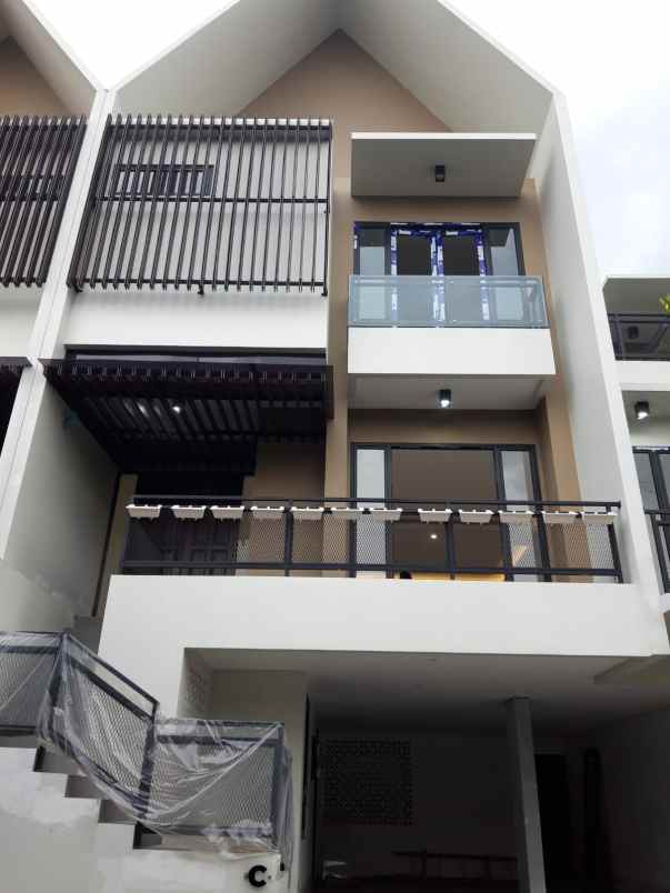 rumah baru 3 lantai modern di kemang jakarta selatan