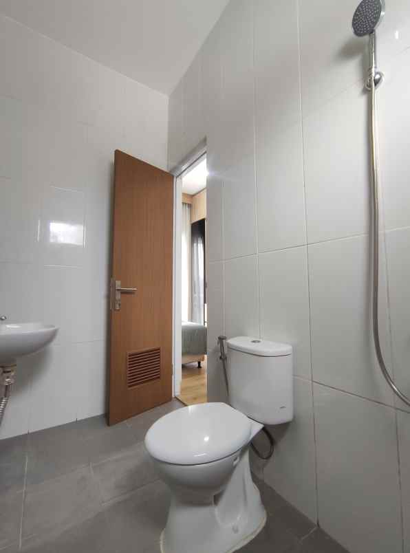 rumah baru dekat stasiun dan toll bsd