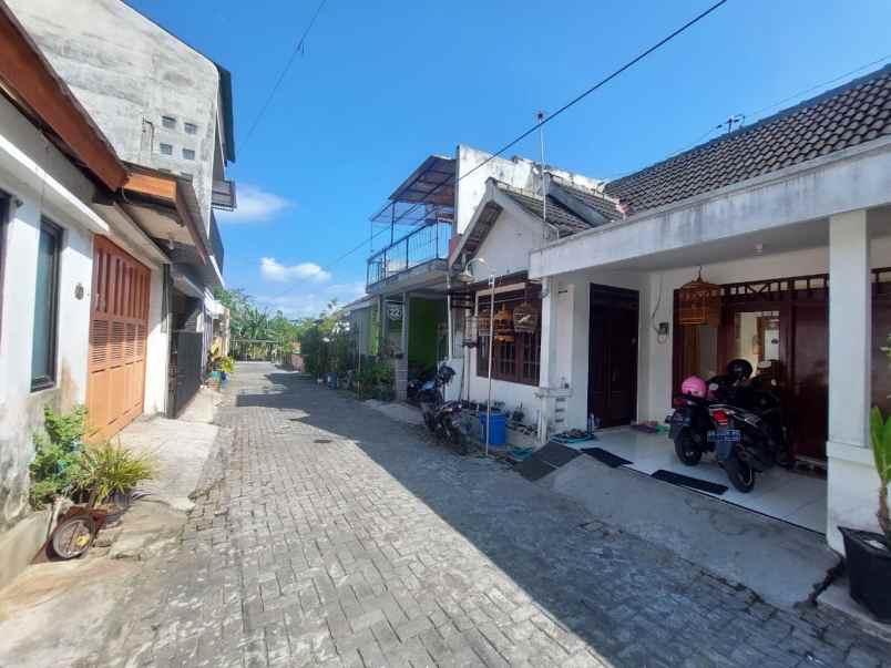 rumah dalam perumahan dekat resto kandang ingkung