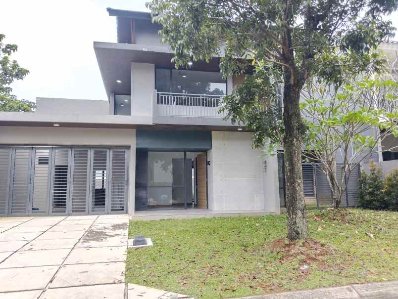 rumah dengan kolam renang di sentul