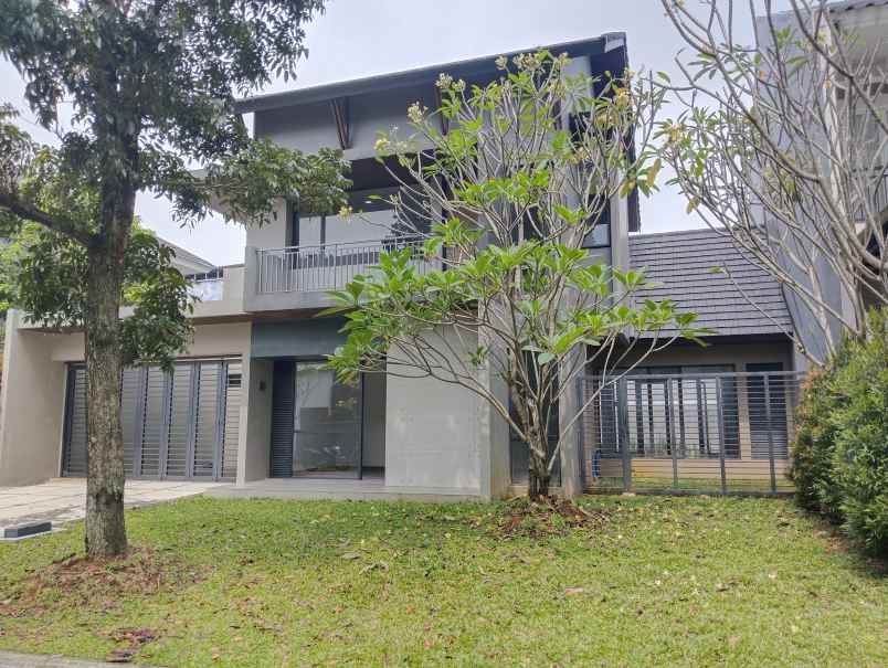 rumah dengan kolam renang di sentul