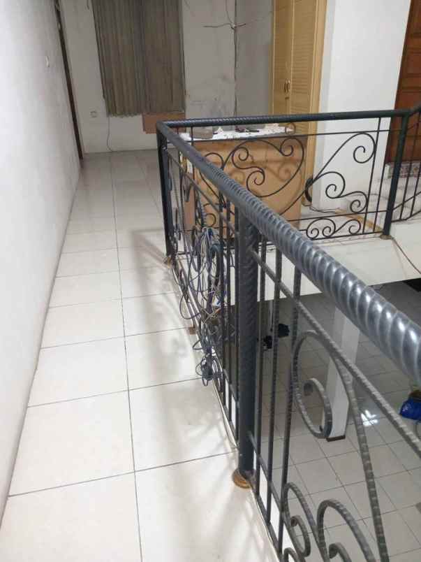 rumah dijual besar 2 lantai di villa di melati mas