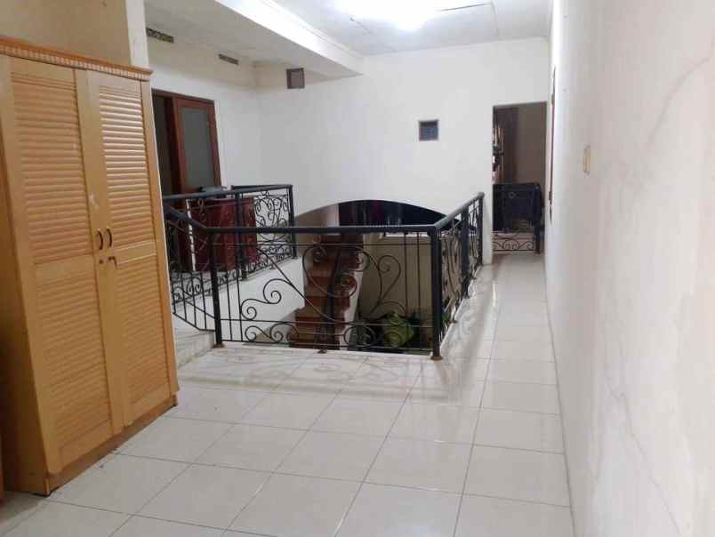 rumah dijual besar 2 lantai di villa di melati mas