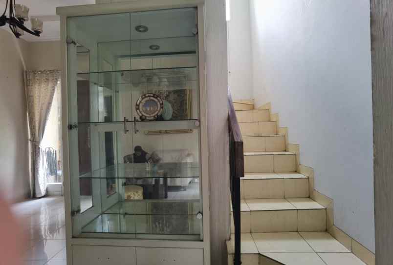 rumah hook sentul 2 lantai shm