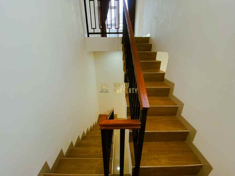 rumah mewah 2 lantai di lingkungan nyaman purwomartani