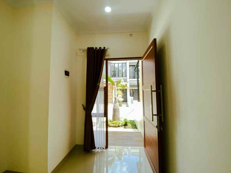 rumah mewah 2 lantai di lingkungan nyaman purwomartani