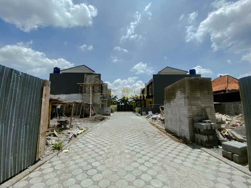 rumah mewah 2 lantai di lingkungan nyaman purwomartani