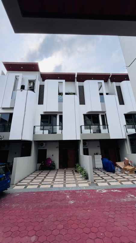 rumah mewah 3 lantai utannkayu rawamangun matraman