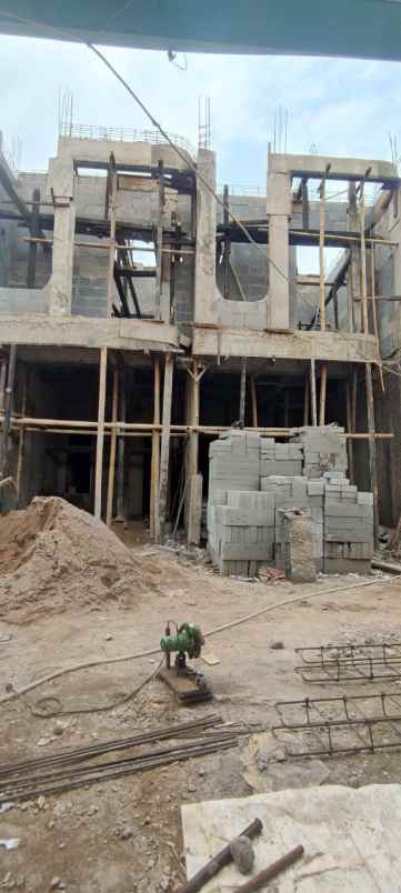 rumah mewah 3 lantai utannkayu rawamangun matraman