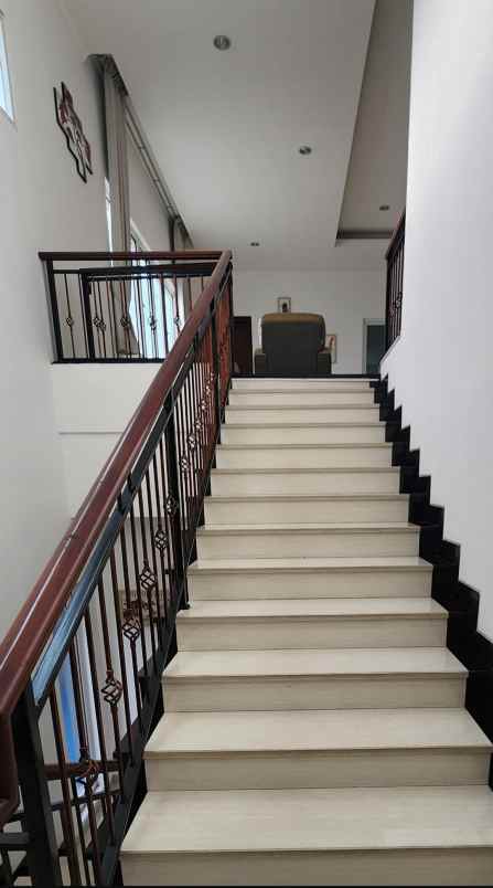 rumah mewah ada kolam renang di setiabudi bandung