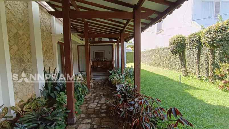 rumah mewah hook dalam kompleks megapolitan cinere