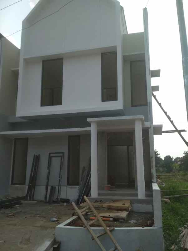 rumah minimalis modern di pinggiran kota