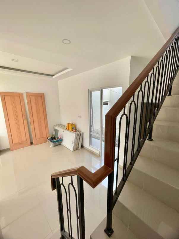 rumah modern 2 lantai di pondok benda pamulang