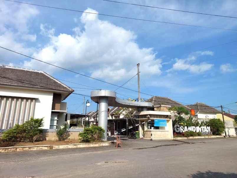 rumah modern minimalis di grand intan regency