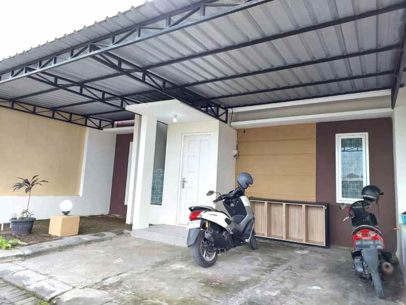 rumah modern minimalis di grand intan regency