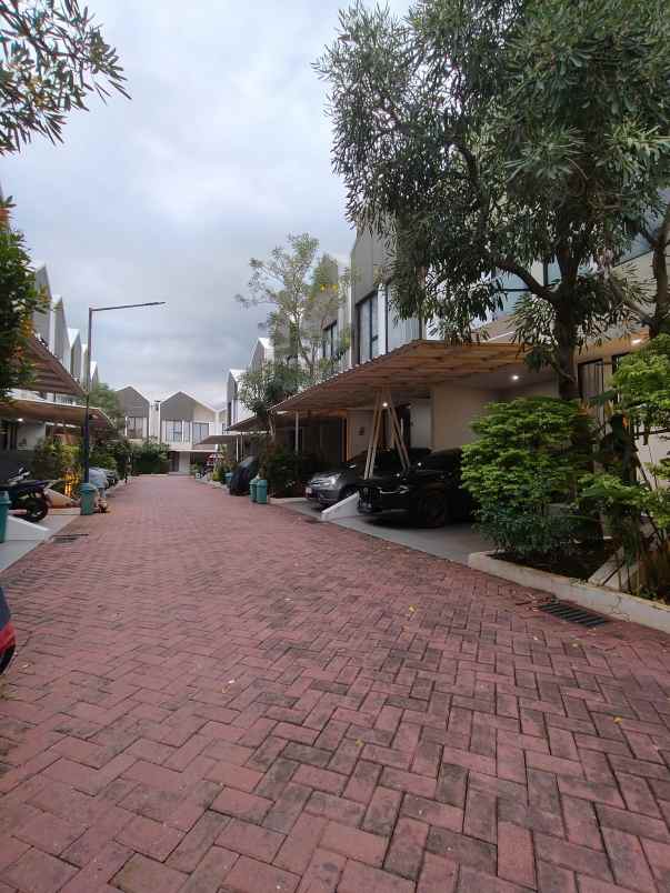 rumah second dalam cluster di cilangkap jaktim