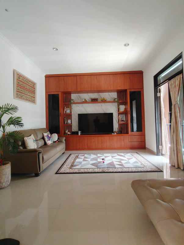 rumah secondary 2 lantai di rawamangun jaktim