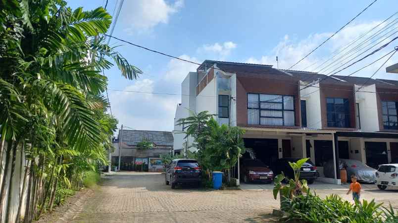 rumah strategis bebas banjir di cinere depok