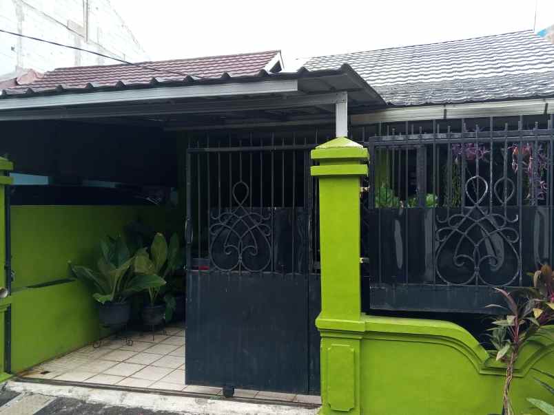 rumah strategis di jalan raya jatiasih