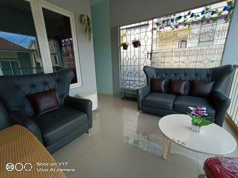 rumah villa strategis plus kolam renang di kota batu