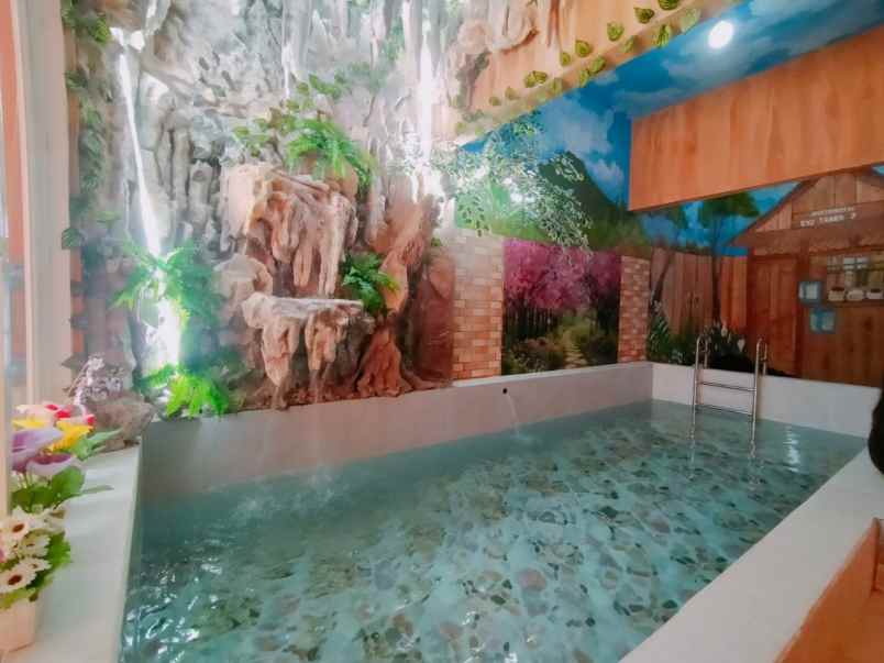 rumah villa strategis plus kolam renang di kota batu