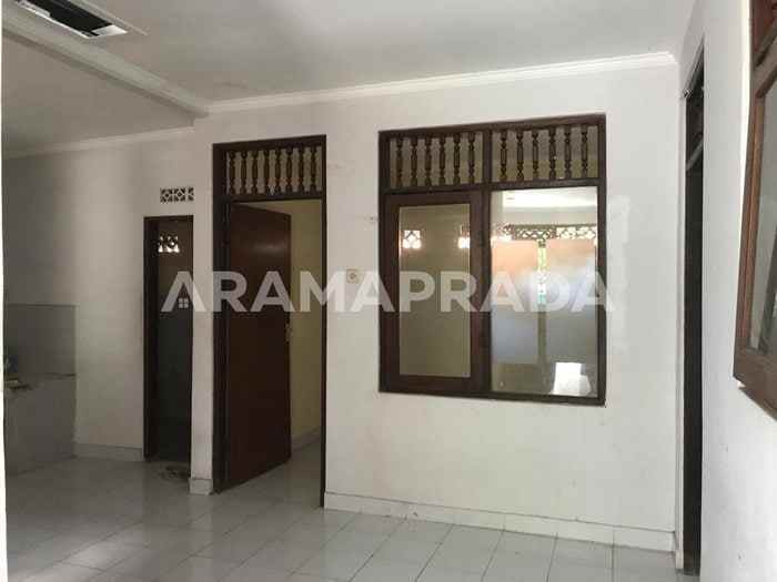 sewa rumah garasi 2 mobil 3 kamar pedungan densel