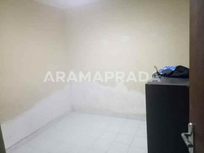 sewa rumah garasi 2 mobil 3 kamar pedungan densel