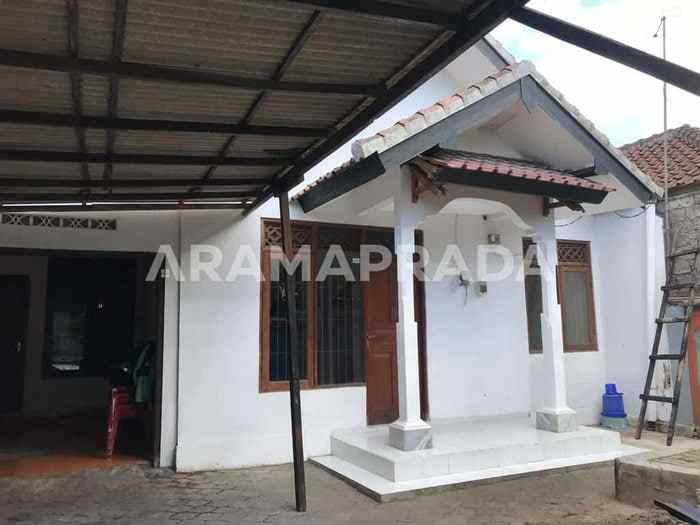 sewa rumah garasi 2 mobil 3 kamar pedungan densel