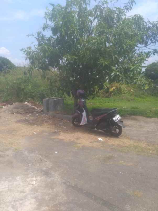 tanah padat di tengah kawasan perumahan