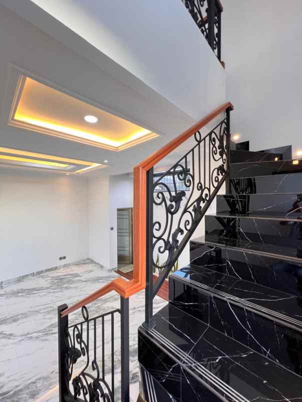 townhouse mewah dekat tol kukusan depok